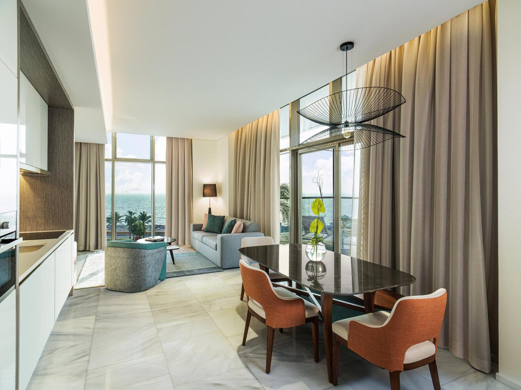Resort Th8 Palm Resort, Vignette Collection By Ihg Dubai